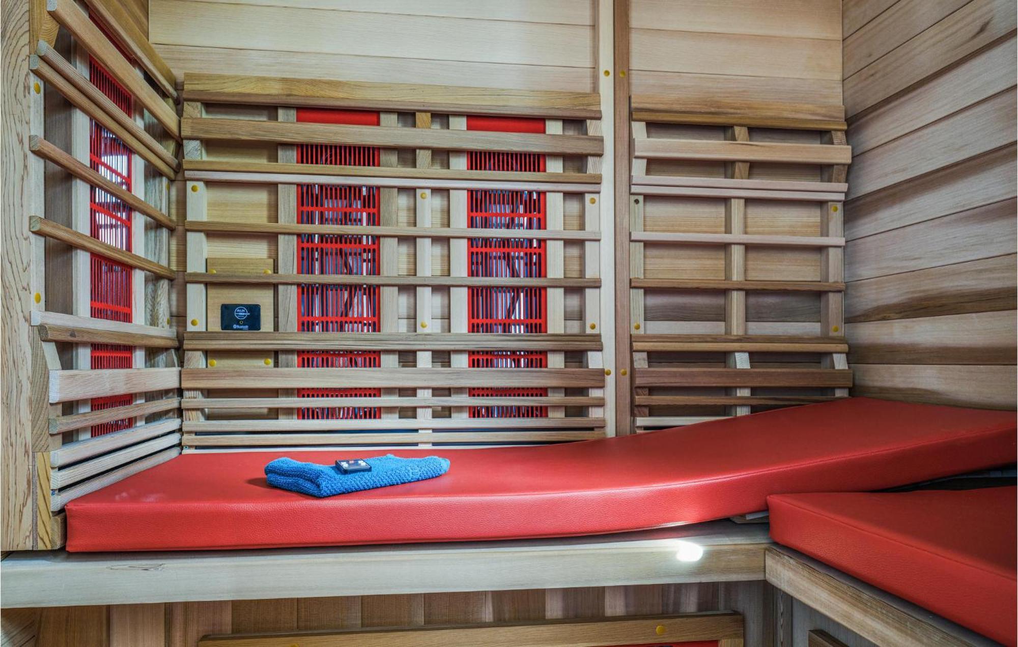 Nice Home In Heinkenszand With Sauna Exteriör bild